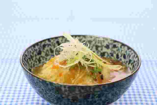 お椀に盛られた中華丼
