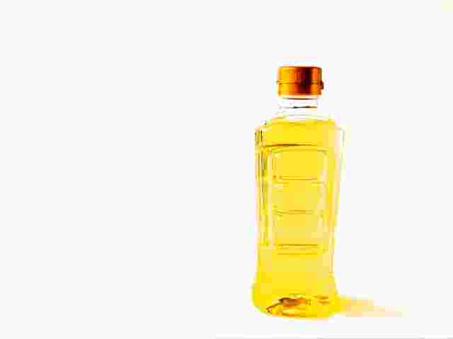 ペットボトルに入った食用油
