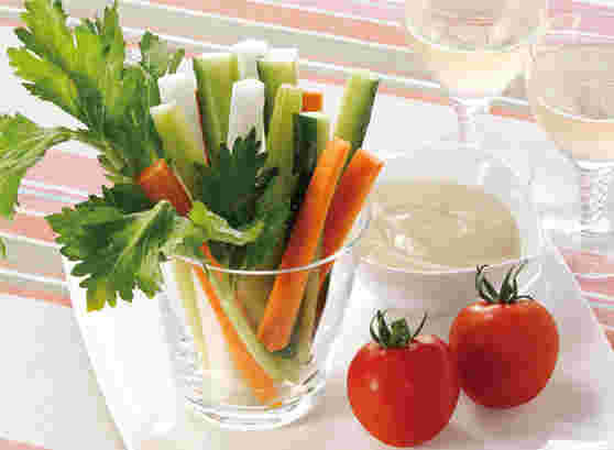 野菜スティックとトマト