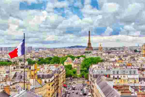 フランスの国旗と街並み
