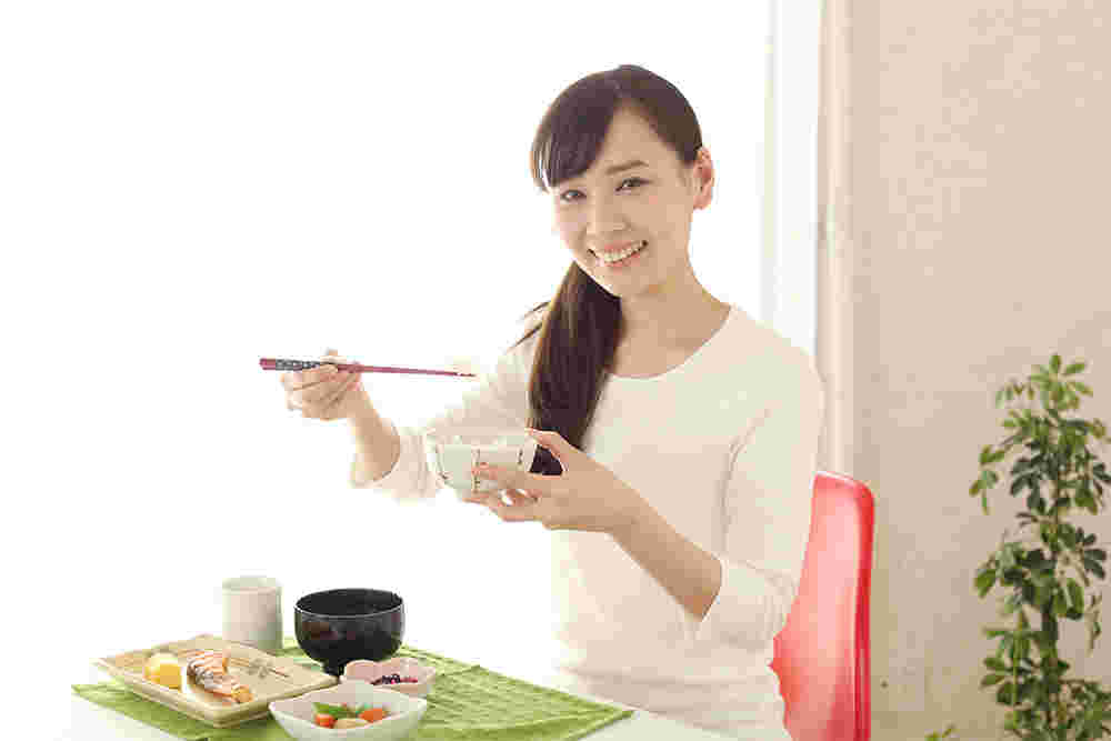 食事中の女性