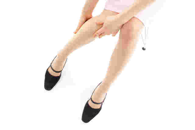 むくみを気にする女性の足元