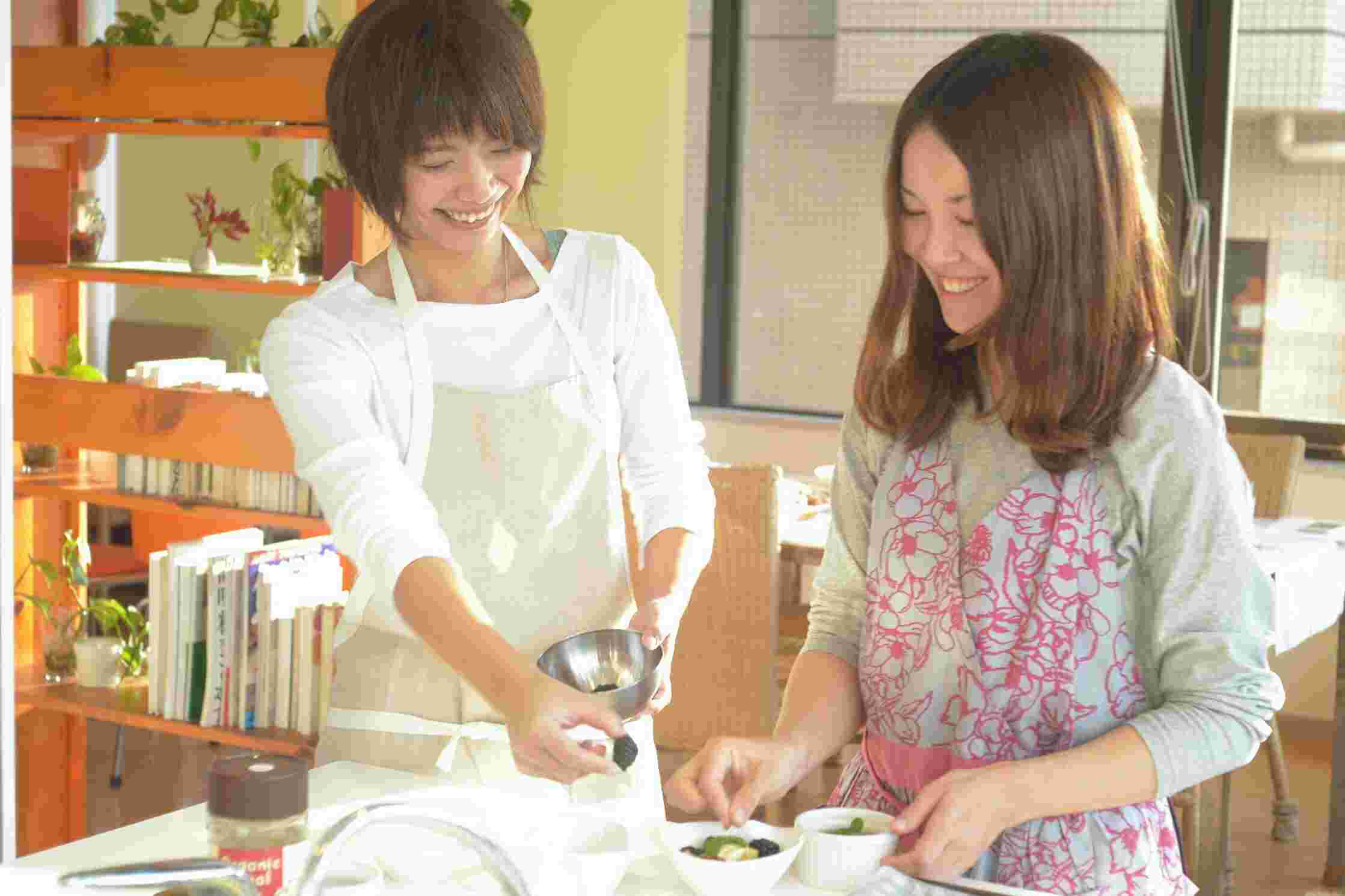 女性が料理しているところ
