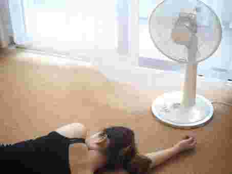 夏バテの女性