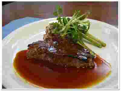 フォンドボーソースがかかった肉料理の写真