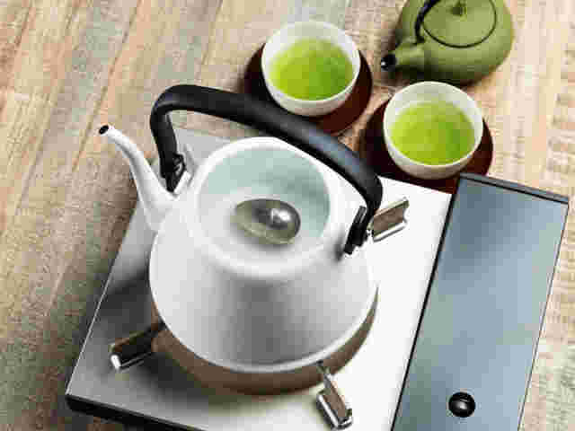鉄玉子を入れたやかんとお茶