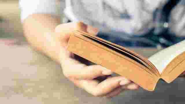 本の両手で持って読む