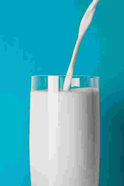 牛乳をグラスに注ぐ様子
