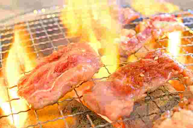 網の上で焼かれている肉
