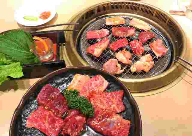 焼肉屋さんのテーブルに並んだ食材