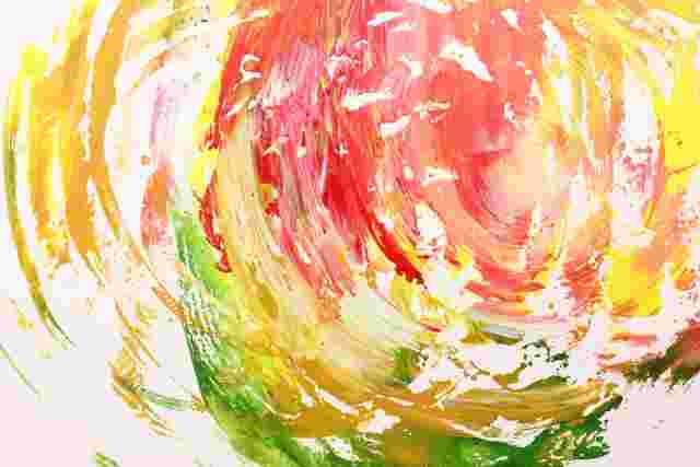 キャンパスにアートな絵が描かれている