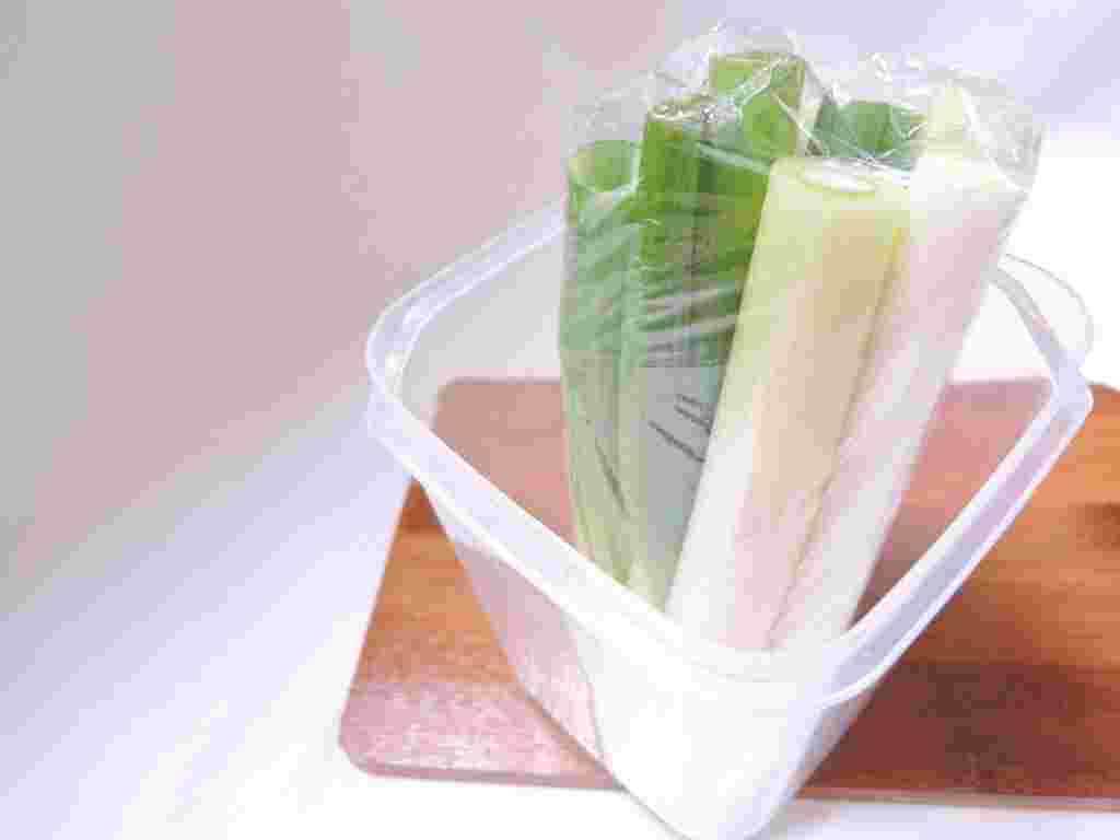 長ネギをラップで包んで立てている様子