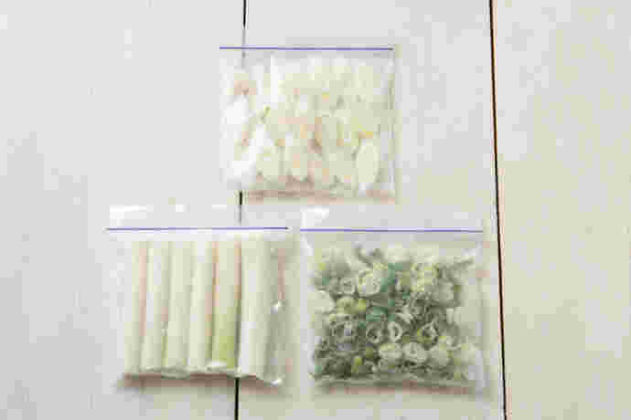 長ネギをカットしてジップロックに入れている様子