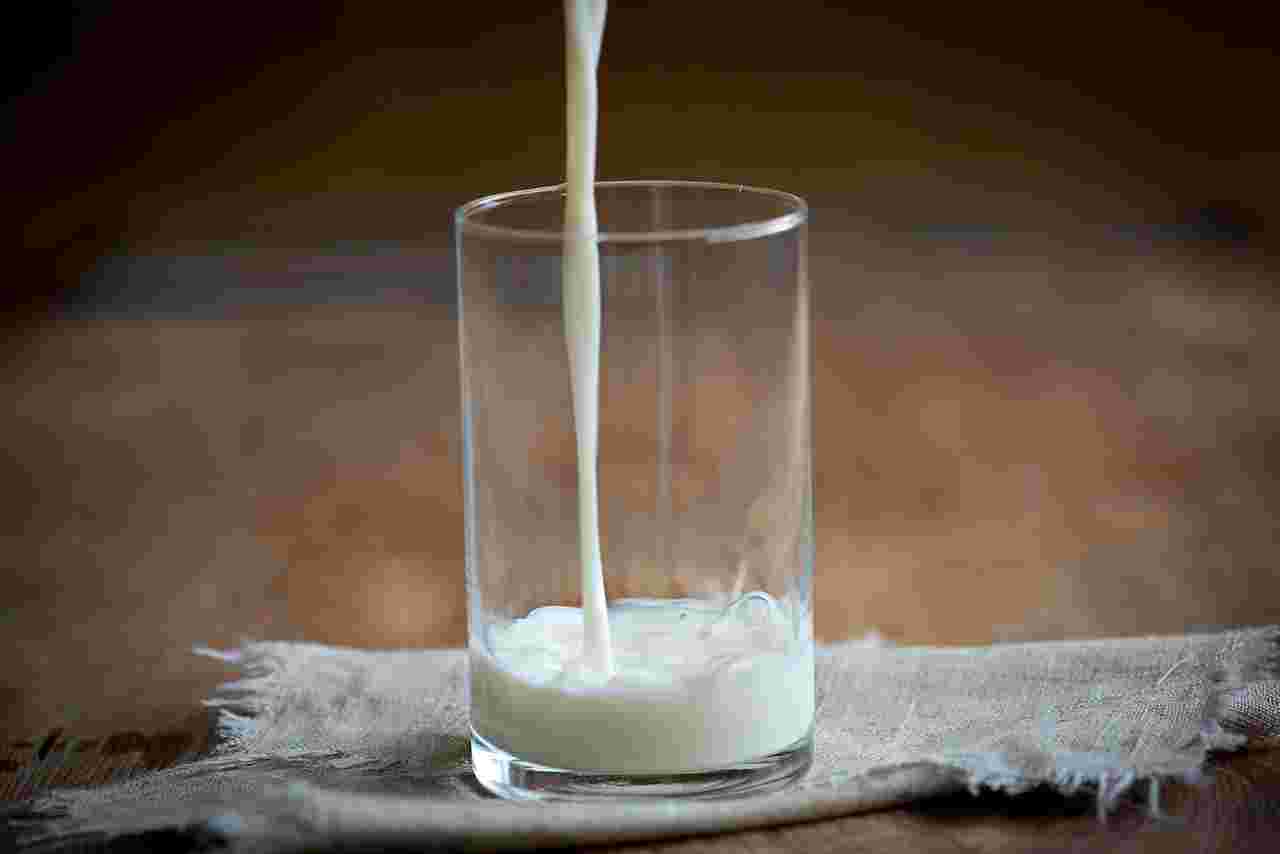 牛乳をグラスに注いでいる様子