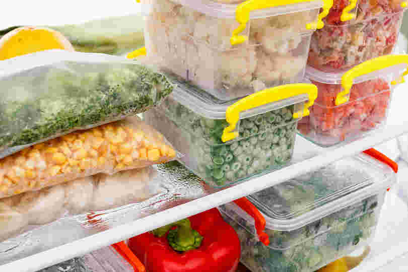 冷凍庫で食品が保存されている様子
