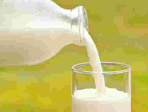 牛乳をコップに注いでいる様子