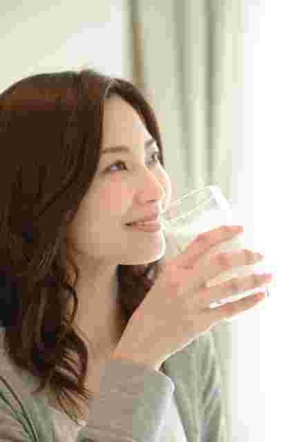 女性が牛乳を飲む様子