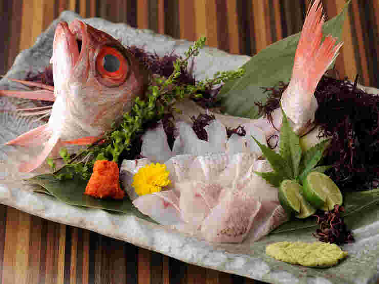 頭つきののどぐろの刺し身