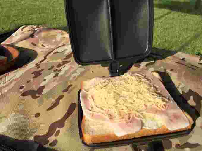 アウトドアでバウルーを使ってホットサンドを作ろうとしている様子