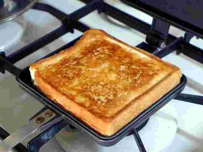 シングルのバウルーを使ってホットサンドを作る様子