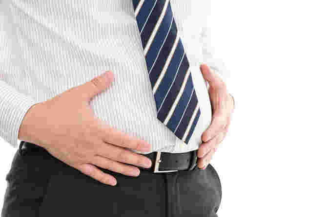 お腹を触っている男性