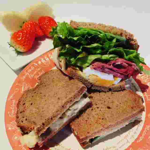 ライ麦パンのサンドイッチ