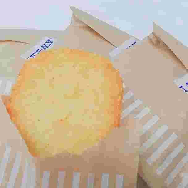 ローソンのシールが貼ってある袋とハッシュドポテトが半分見ている袋がある