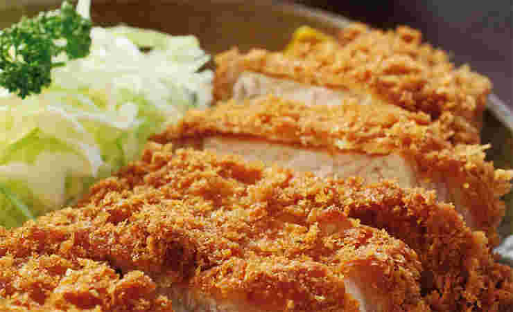 カットされたトンカツと千切りされたキャベツとワンポイントのブロッコリーが美味しそう