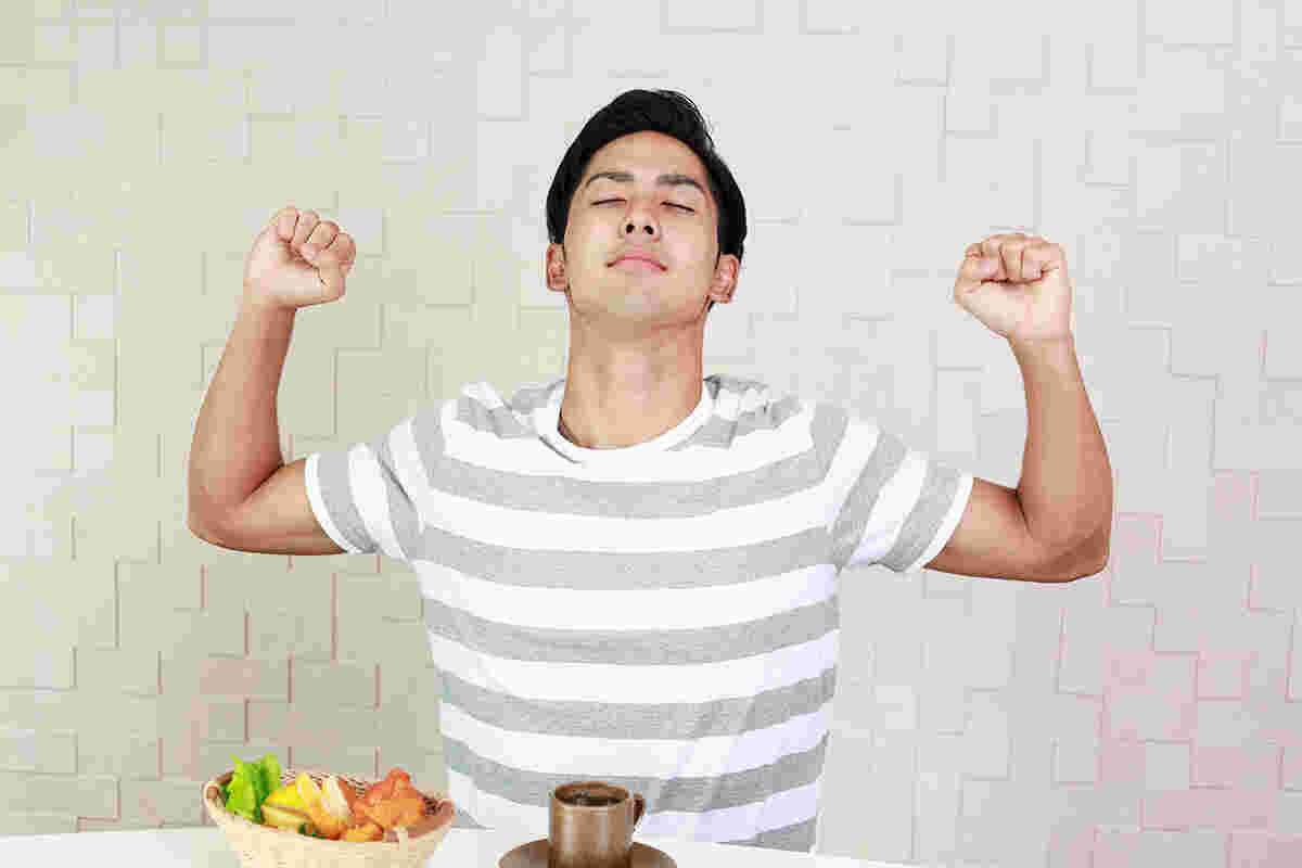 伸びをする男性