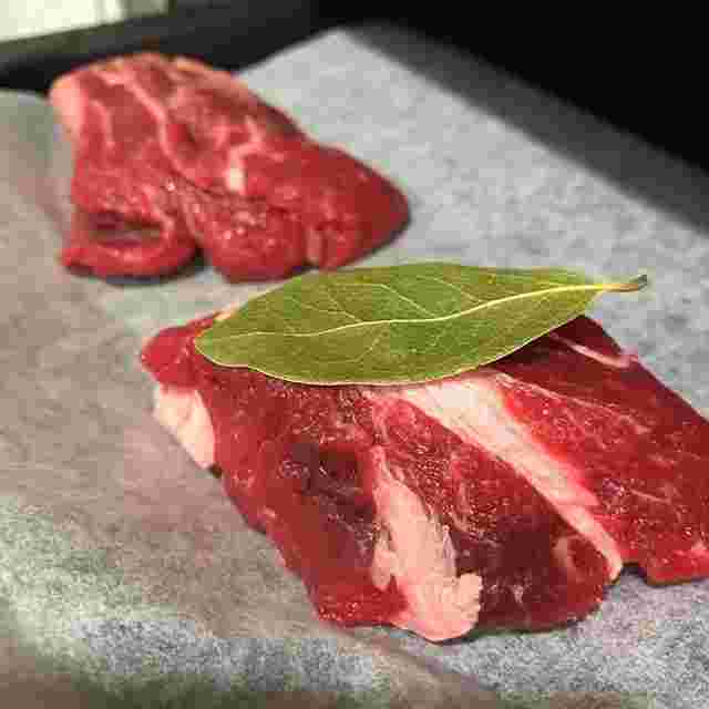 生肉の上にローリエを載せている様子