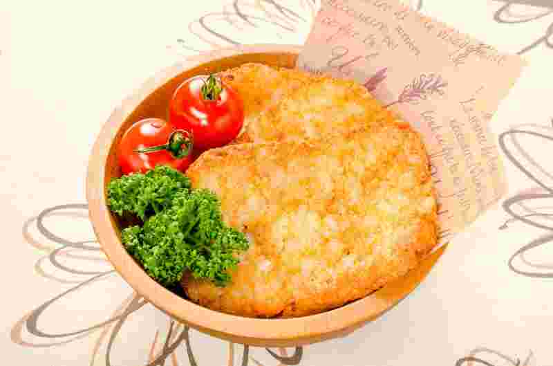 丸い木のボウルにハッシュドポテトと野菜が盛られていて食べやすそう