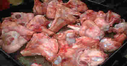 仔牛の骨肉がオーブンに並べられている写真