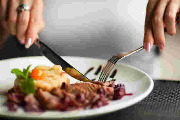 食事中の女性の手元