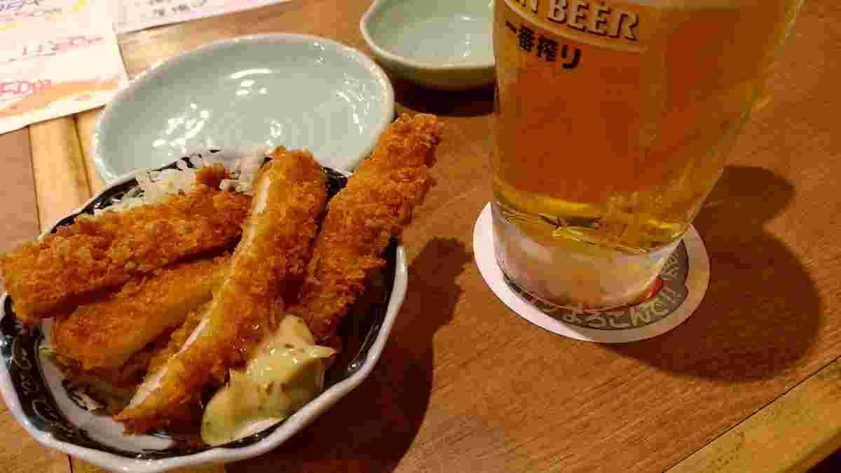 居酒屋のビールとイカフライ