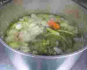 鶏肉と香味野菜を煮込んでいる写真