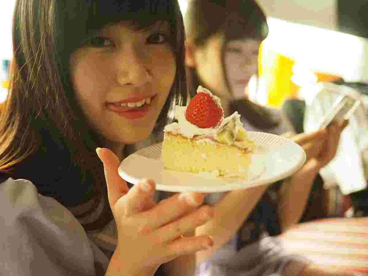 ショートケーキを今にもつまみ食いしたいお茶目な女性