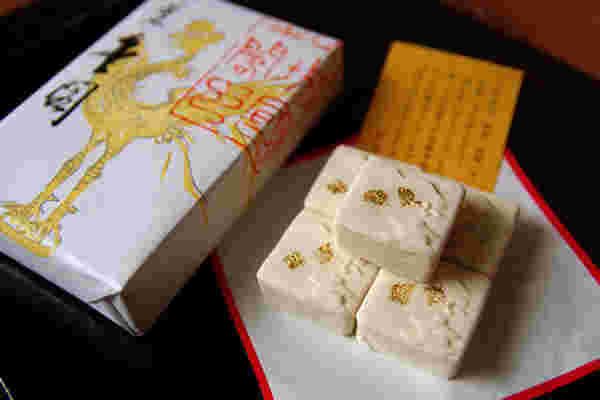 千本玉壽軒の金閣とそのパッケージ