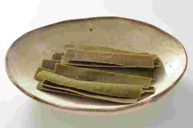 お皿にのった五辻の昆布