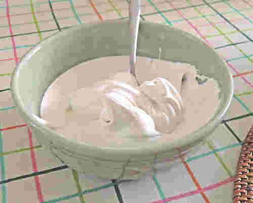 生クリームをゆるく泡立てたものを器い入れる