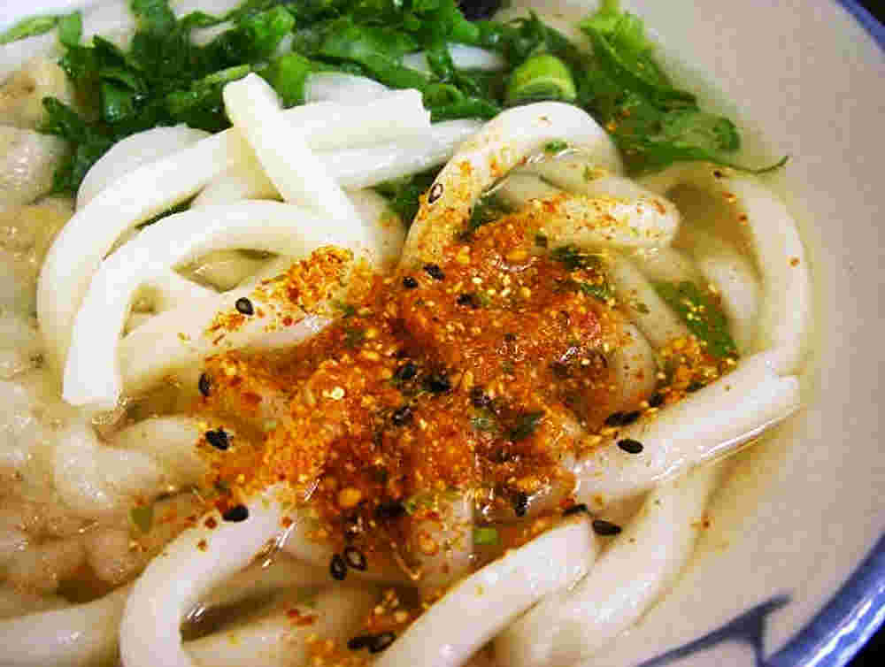 七味唐辛子をかけたうどん