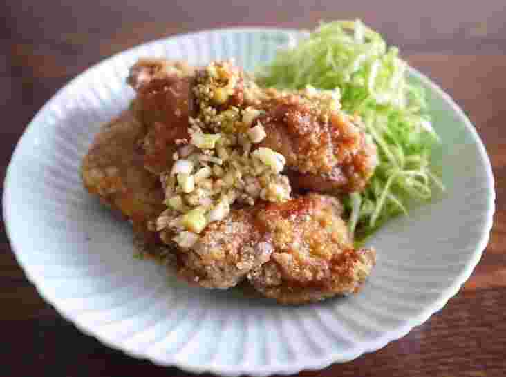 香味ソースがかけられた鶏の竜田揚げ