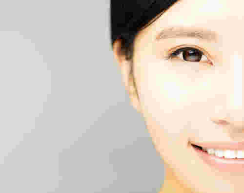 女性の顔半分