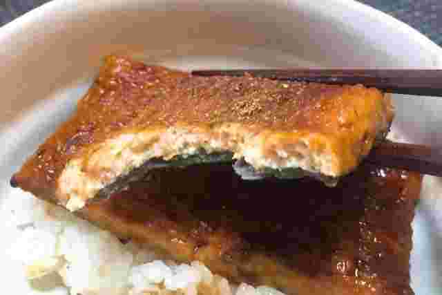うな次郎の「うなぎの蒲焼風」の断面を見せた様子