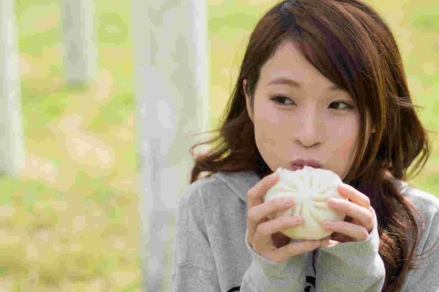 肉まんを食べる女性