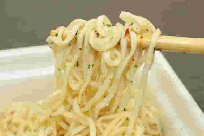 駄菓子のペペロンチーノの麺アップ