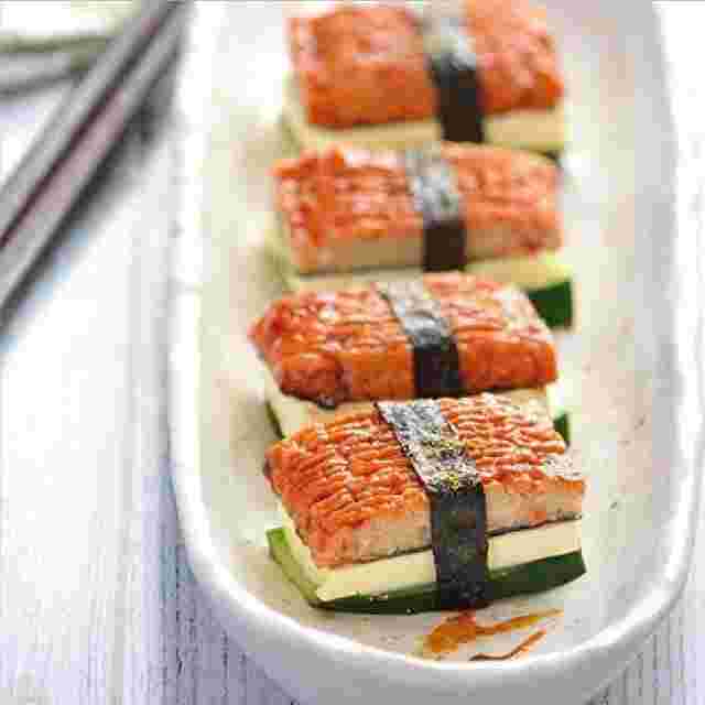 白いお皿に盛ったうな次郎をアレンジした料理