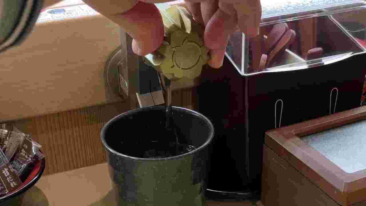 はま寿司のお茶を入れる様子