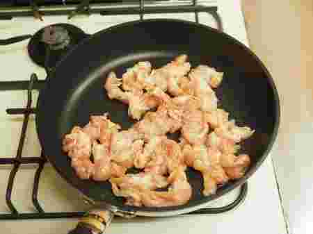 せせりの塩焼きを作っている様子