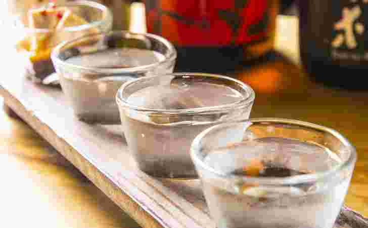 冷やの日本酒が注がれている様子