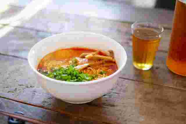 机に置かれたラーメン